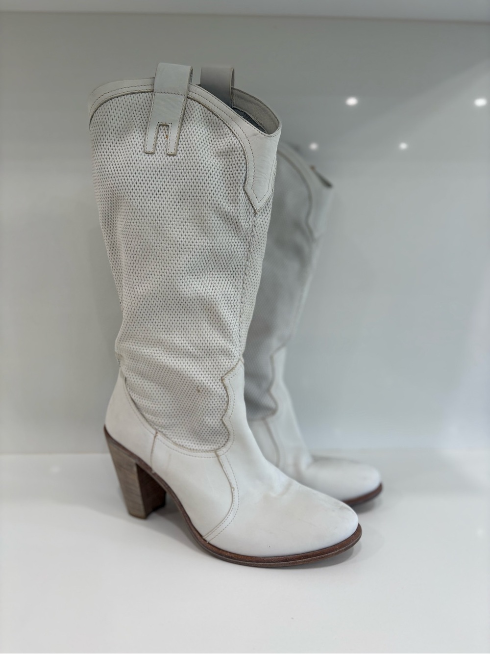 Triver Flight Italian Leather Western Boots – Size 39 – Creamy White – Stacked W